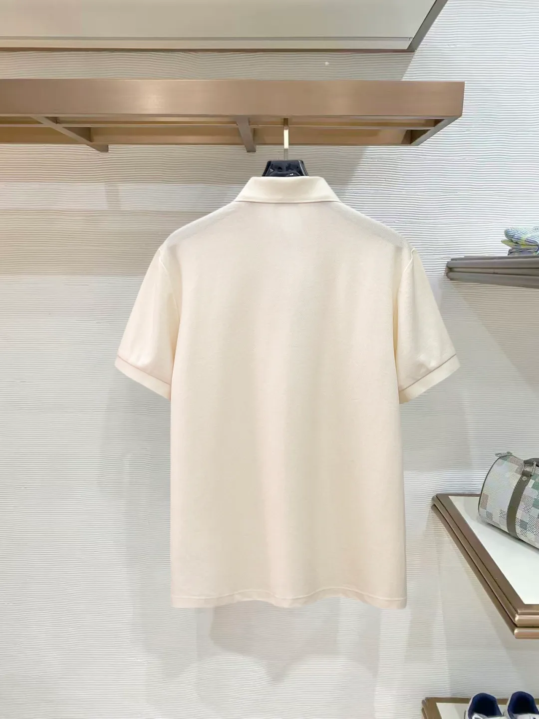 Burberry New Arrival Polo shirt, complete with three labels, original fabric, original customized accessories, official Same Style, made of 210g pure cotton pique fabric, customized same-tank dyed fabric, very comfortable and smooth to the touch, very wide and stylish, produced by the first-line brand Factory, imported Behringer embroidery machine, embroidery is full and textured, the collar rib is woven with imported yarn, does not deform after long-term wear, the most New Arrival style in spring and summer, fashionable and individual Super Versatile and good-looking. It is very suitable for both men and women. It is a must-have for everyone. Size: S-XXL
